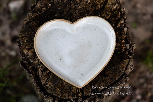 indre-svirskaite-ceramics-heart-mold1DC0D46C-879E-18FE-BCF5-A5A4FC508127.jpg